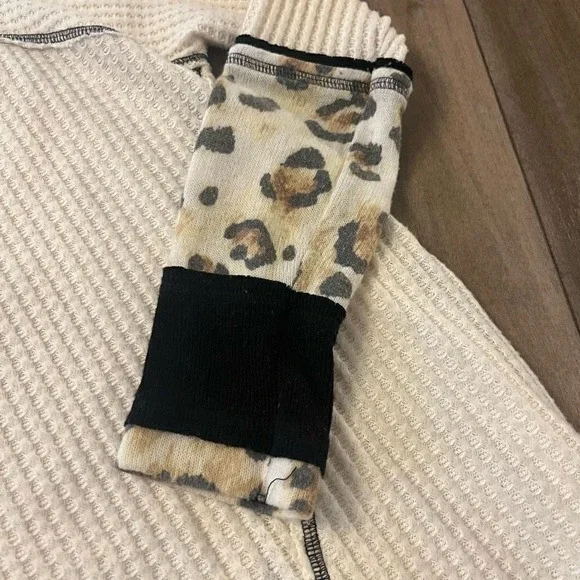 Free People We The Free Laguna V-Neck Thermal Top Cream Leopard Print XS - Picture 3 of 5